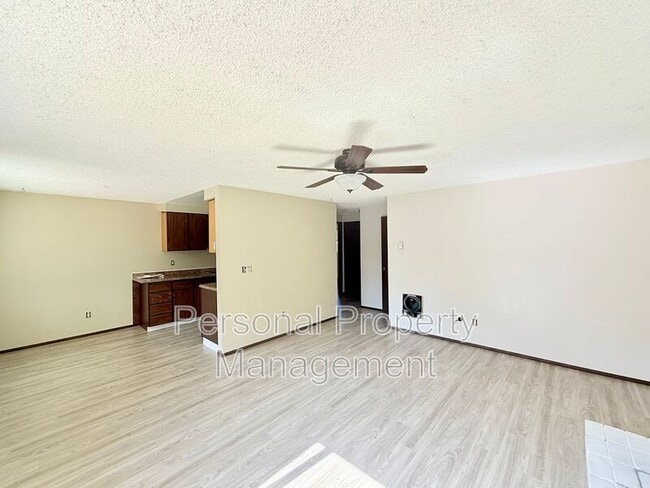 Building Photo - 914 NE 141st Ave