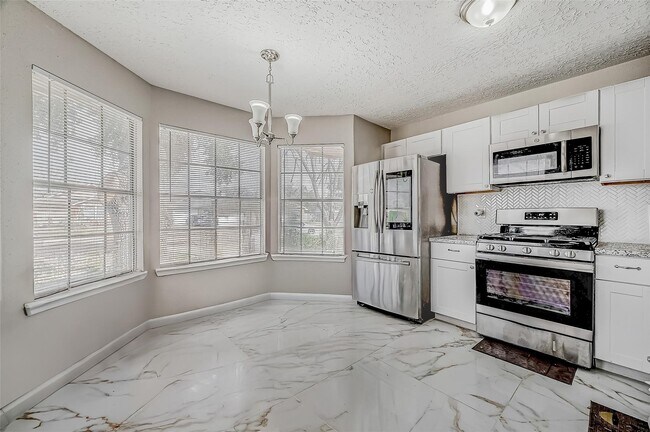 Foto del edificio - 9215 Golden Meadow Dr
