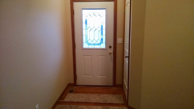 Building Photo - Post Falls Beauty