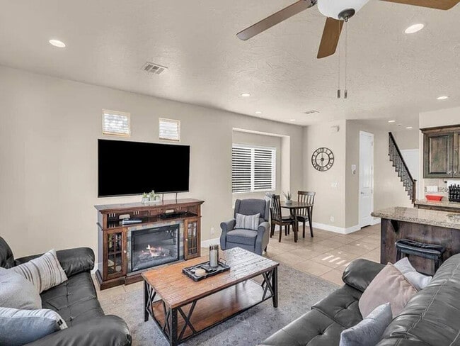 Building Photo - 4221 Torrey Pines Dr