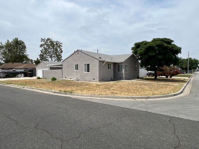 Building Photo - Extensively Remodeled 3 Bed 2 Bath Garden ...