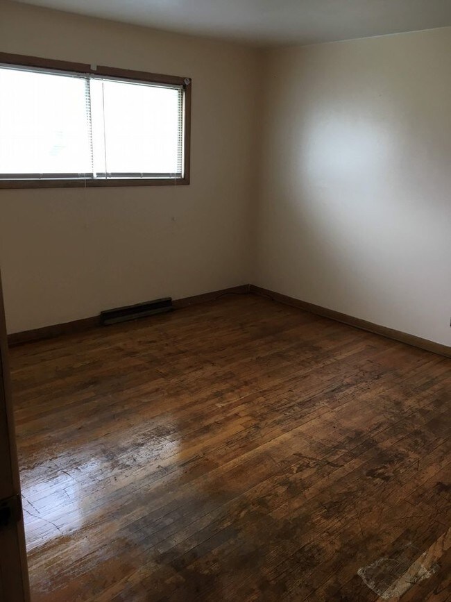 Foto del edificio - 9402 W. Sheridan Avenue - 2 Bedroom Upper