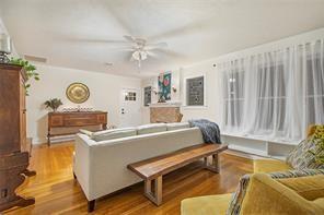 Foto del edificio - 5843 Vanderbilt Ave