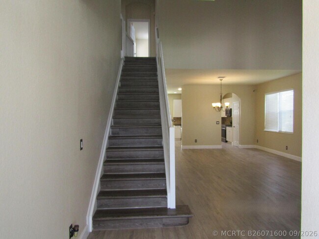 Building Photo - 1756 SW Jamesport Dr