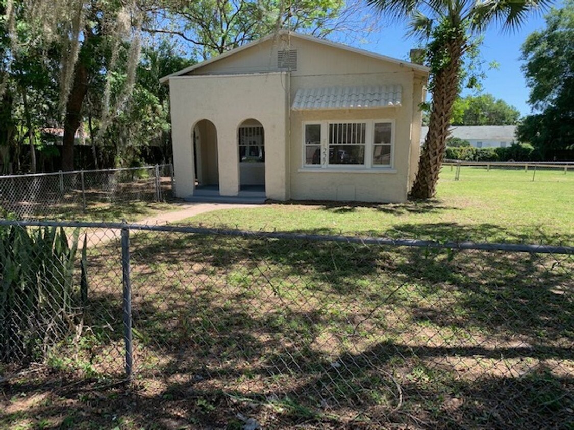 Foto principal - 3 Bed 1 Bath Home With Huge Fenced Yard Pe...