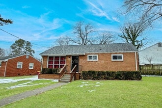 Building Photo - 919 Laurel Rd