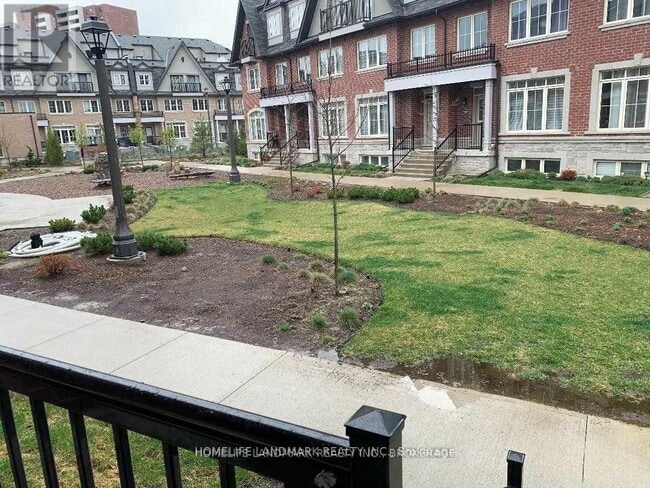 Photo du bâtiment - 8-18 Eaton Park Ln