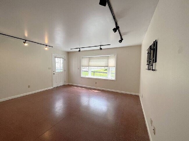 Building Photo - 3-4 Bedroom Country Colonial on Estate