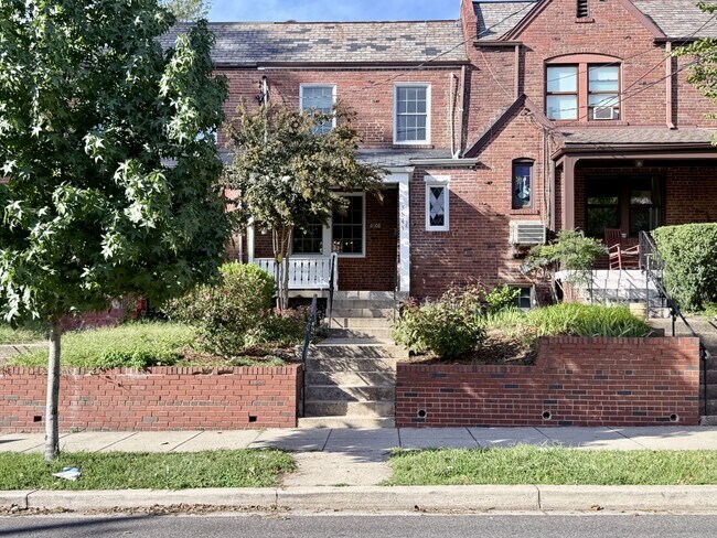 Building Photo - 3843 Calvert St NW