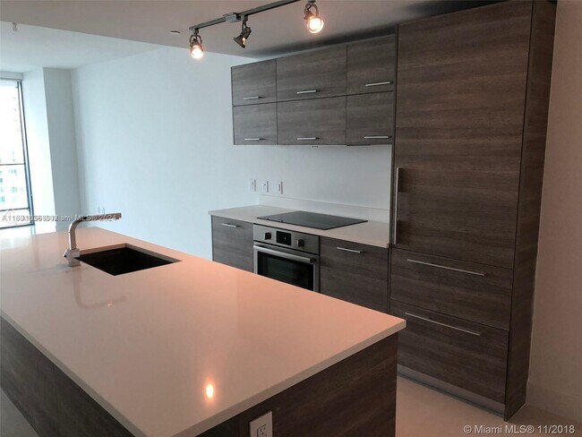 Foto del edificio - 650 NE 32nd St
