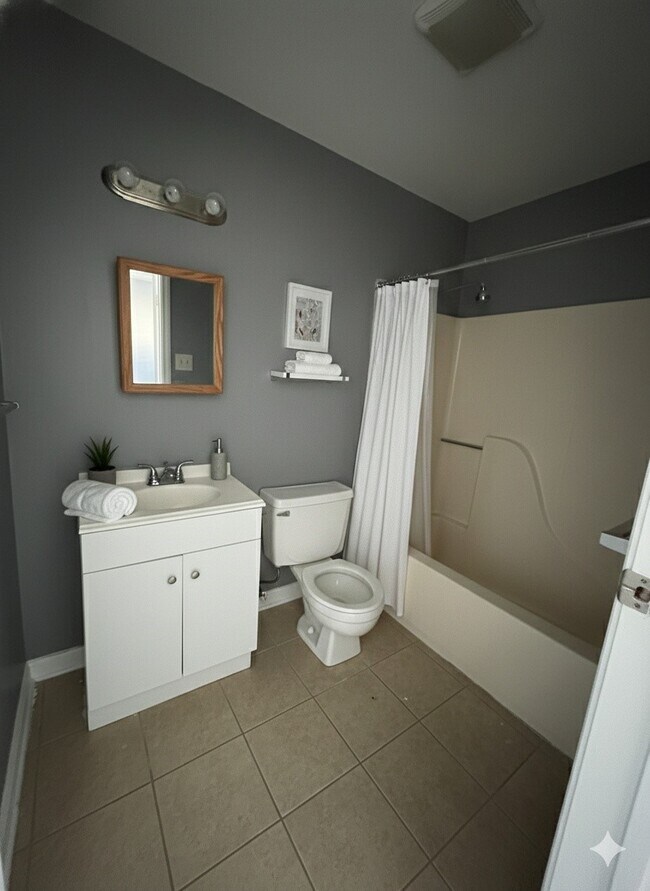 Building Photo - 516 Holiday Dr