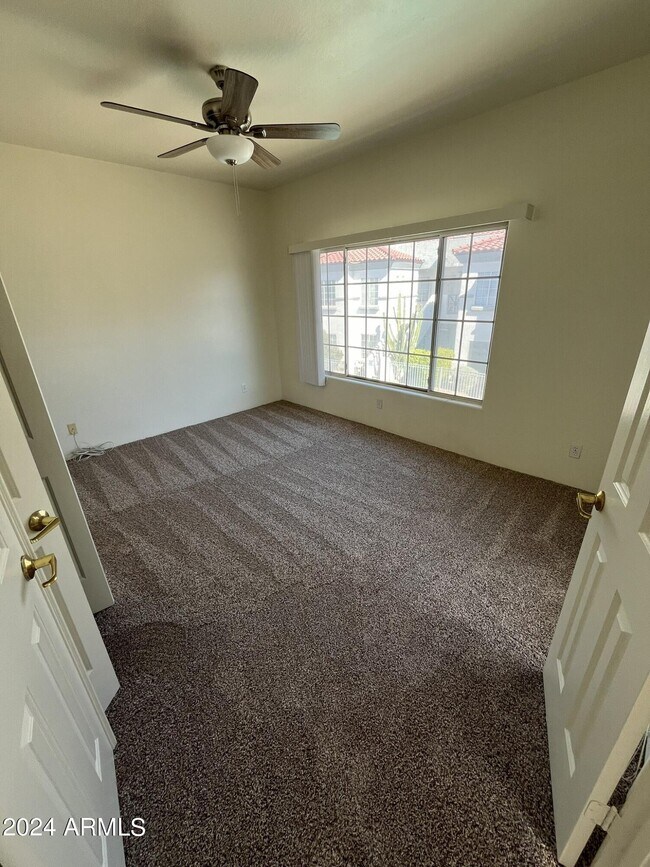 Foto del edificio - 7936 E Wilshire Dr