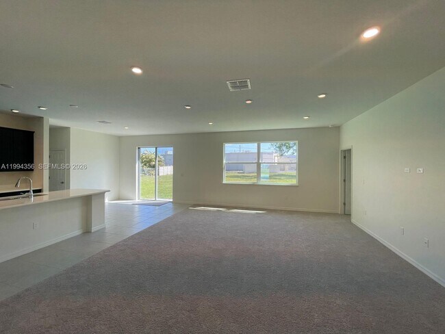 Foto del edificio - 2133 SE Flanders Rd