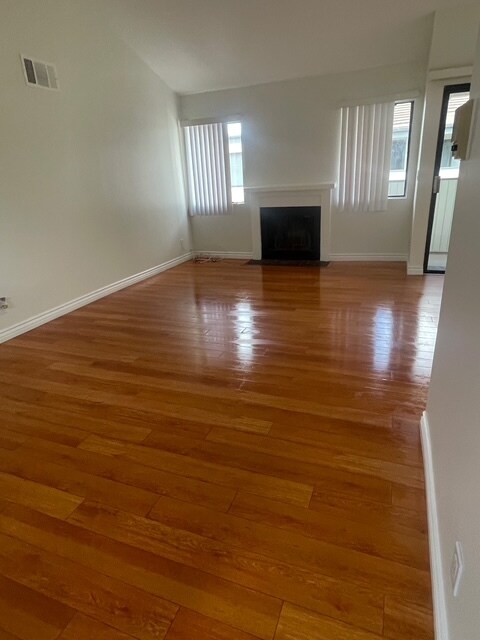 Chimenea en la sala de estar - 10512 Sunland Blvd