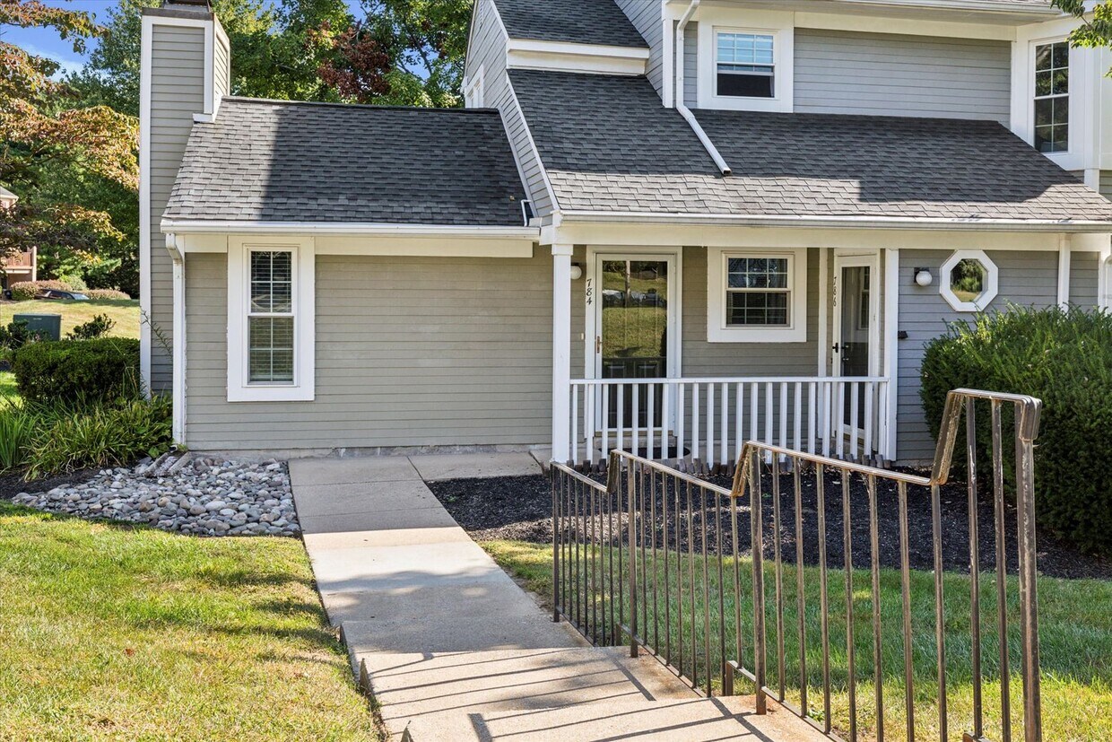 Primary Photo - Beautiful 2BD/2BA Condo in Bradford Square!