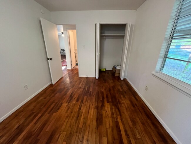 Foto del edificio - 102 E Pecan St