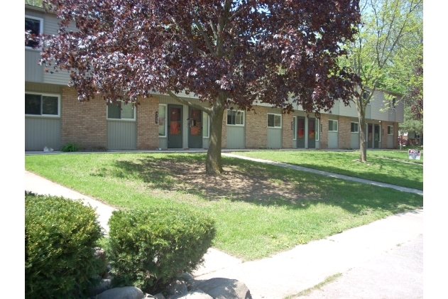 Building Photo - 9121 Brookside Dr