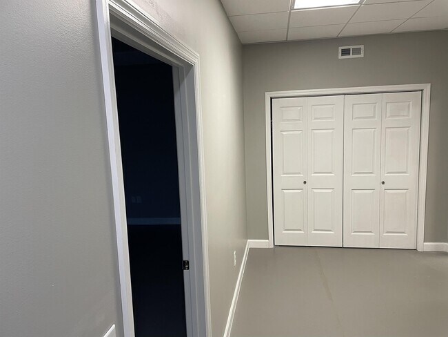 Building Photo - 1532 Kanawha Blvd W