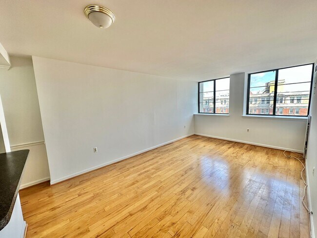 Building Photo - Fantastic 1 Bedroom with Den/Office/Additi...
