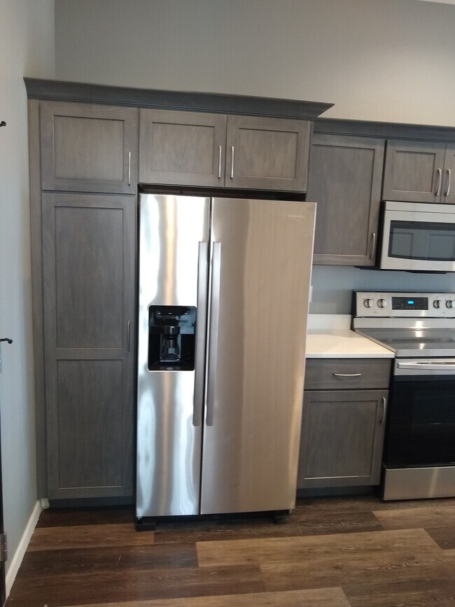 nevera grande con agua helada - 1204 7th Ave