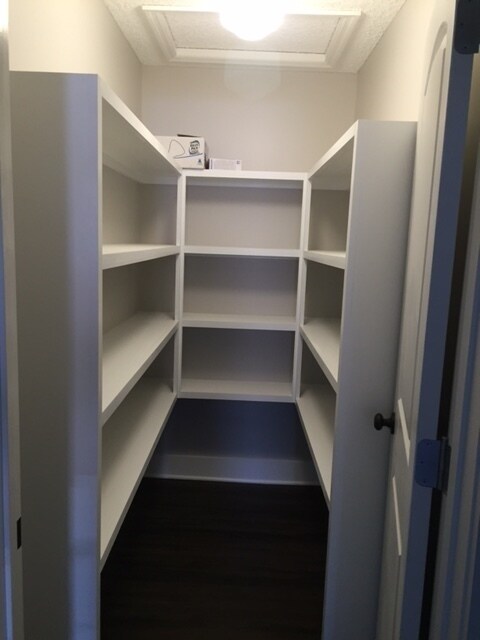 Foto del edificio - ATTENTION STUDENTS: 4 BEDROOM DOWNTOWN APA...