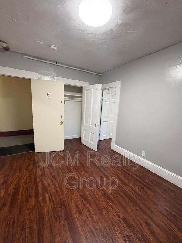 Building Photo - 64 Hollis St