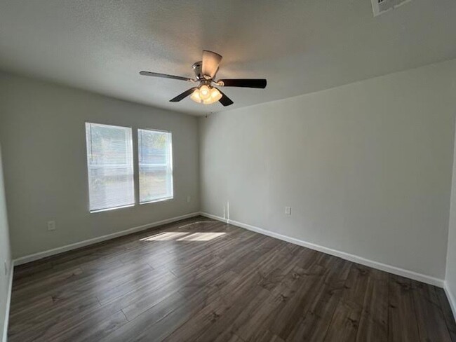 Building Photo - 3 Bedroom 1.5 Bath convenient to all that ...