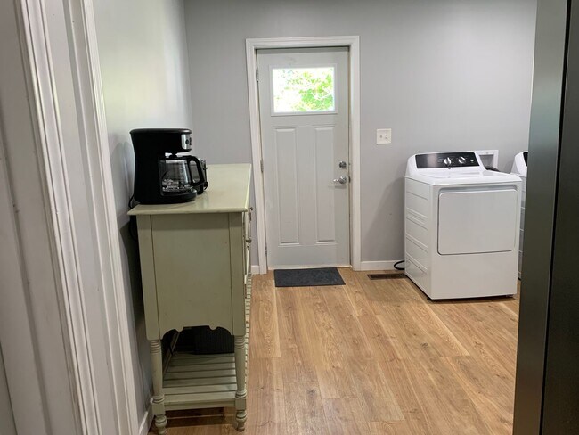 Foto del edificio - FURNISHED RENTAL