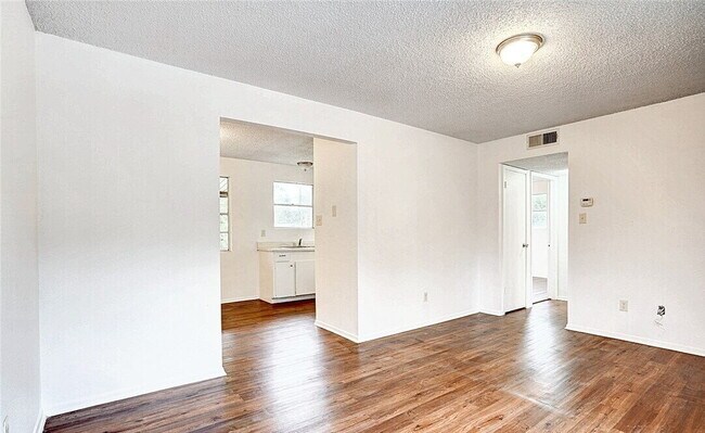 Building Photo - 728 Martindale Rd