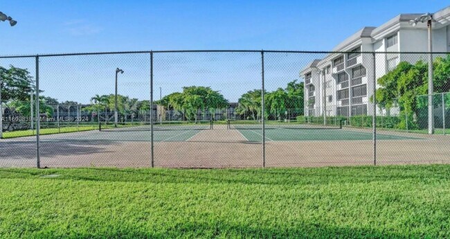 Foto del edificio - 711 N Pine Island Rd