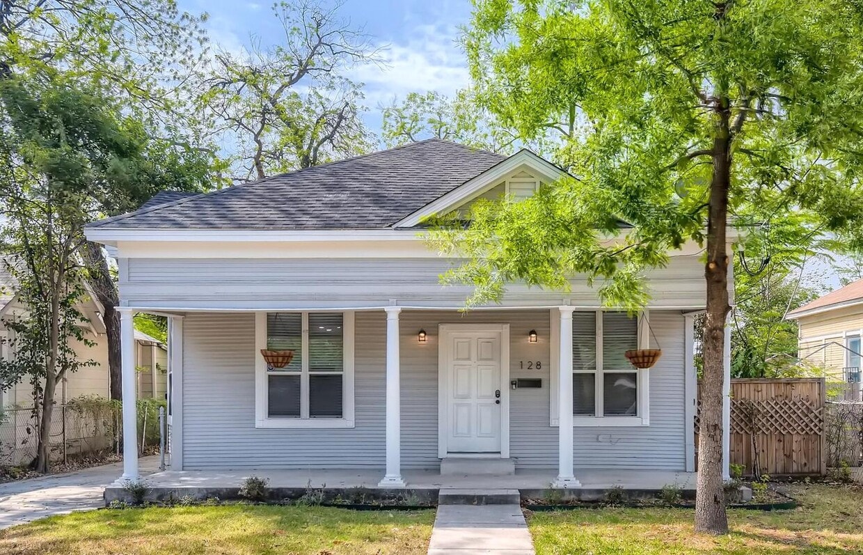 Foto principal - Updated & charming Lavaca home with large fenced yard