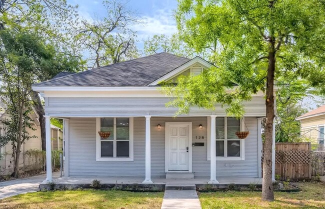 Building Photo - Updated & charming Lavaca home with large fenced yard