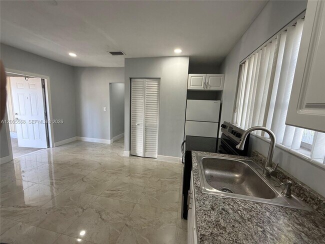 Foto del edificio - 7411 Juniper St