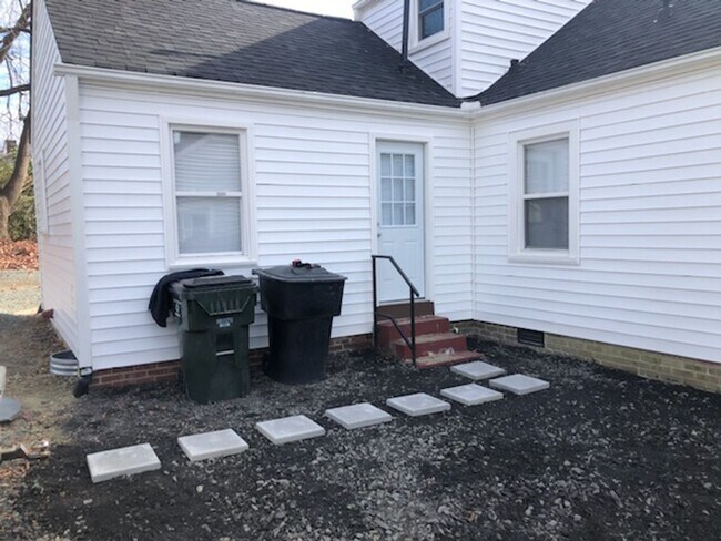 Foto del edificio - Four bedroom, 2 bath house in Burlington