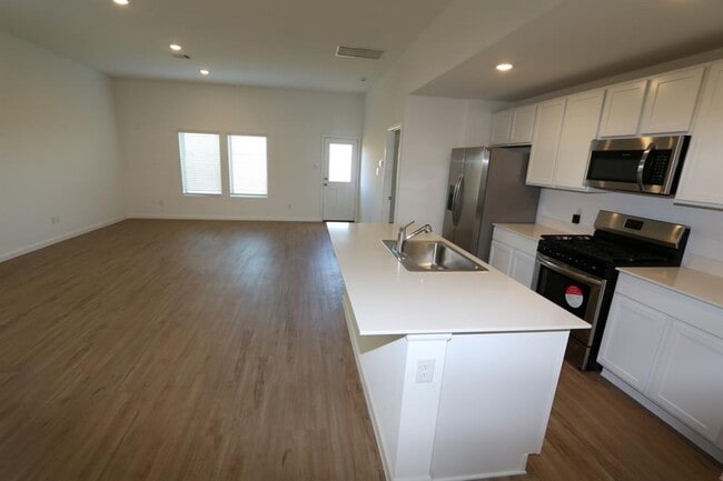 Building Photo - 27030 Breakaway Ln