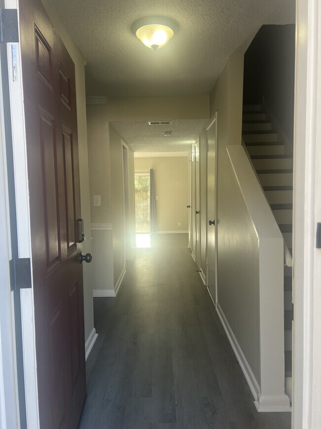 Foto del edificio - 595 Winding Creek Rd