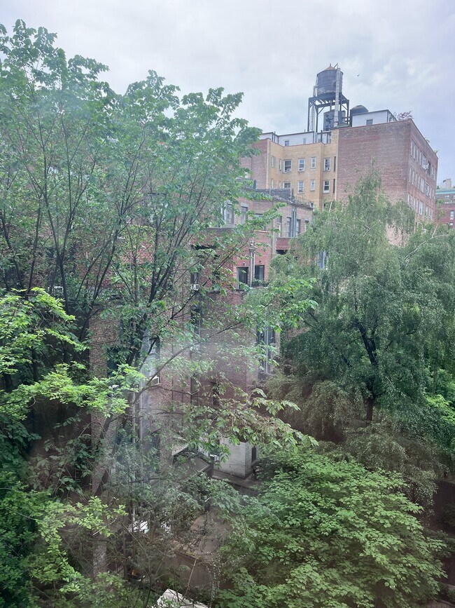 Building Photo - 102 W 75th St