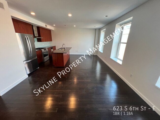 Building Photo - Gorgeous 1 Bedroom Condo For Rent in Queen...