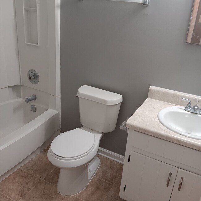 Building Photo - Move In Ready 3 Bedroom/2 Bathroom For Rent In Convenient Stone Mountain Subdivision!