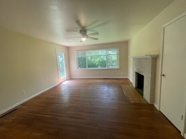Building Photo - Below Market Price! Awesome value! GREAT L...