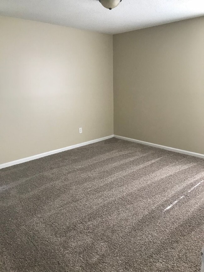 Building Photo - This beautiful 3 bedroom 1 bath home is lo...