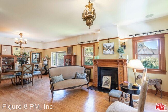 Building Photo - 4 br, 2.5 bath Apartment - 6433 Crescent St