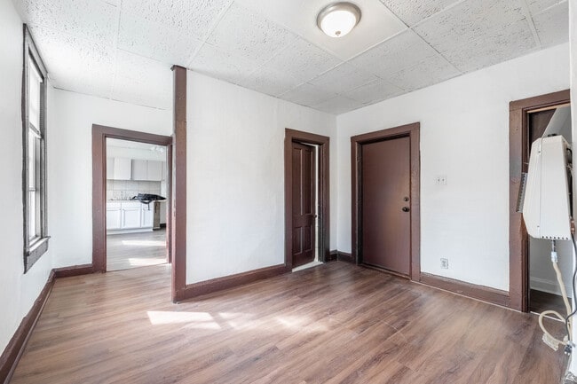 Building Photo - 1115 W 17th St