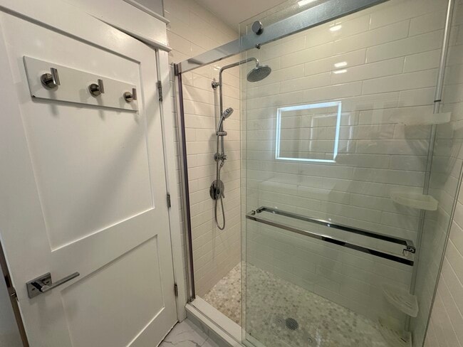 Building Photo - 326 Chelsea St