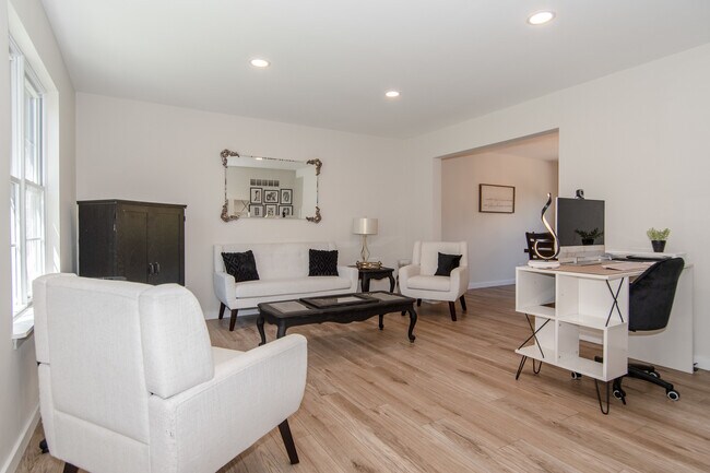 Foto del edificio - 5309 Maple Glen Dr