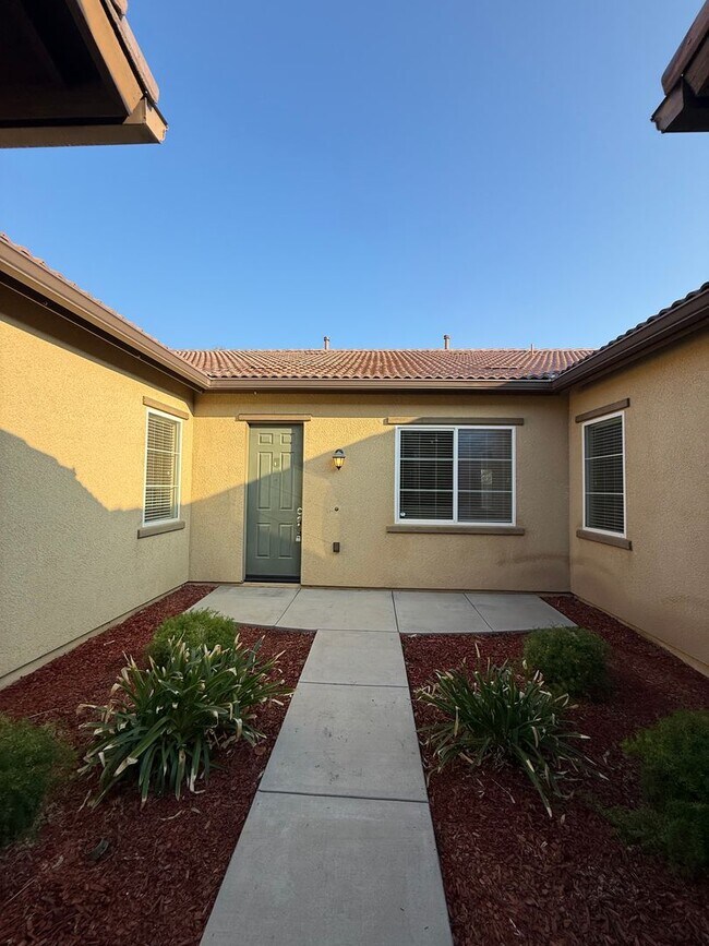 Building Photo - Beautiful 2014 Built Home - 5 bed 4 bath i...