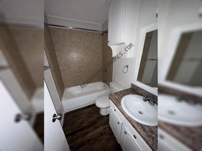 Foto principal - 704 W 7th St