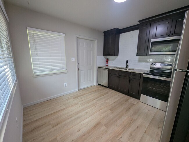 Building Photo - 110 Springtree Rd