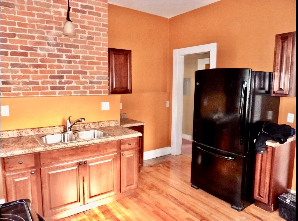 Primary Photo - 361 Bates Ave