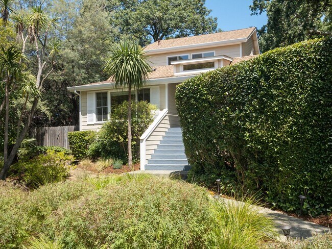 Foto del edificio - LARGE, Handsome 4 bed/3 bath, 2-Level Home...